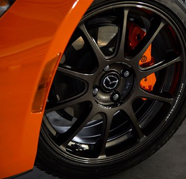  Technician pouring Oil